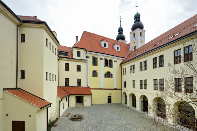 Nádvoří bývalé jezuitské koleje, dnešní Univerzitní centrum Masarykovy univerzity v Telči