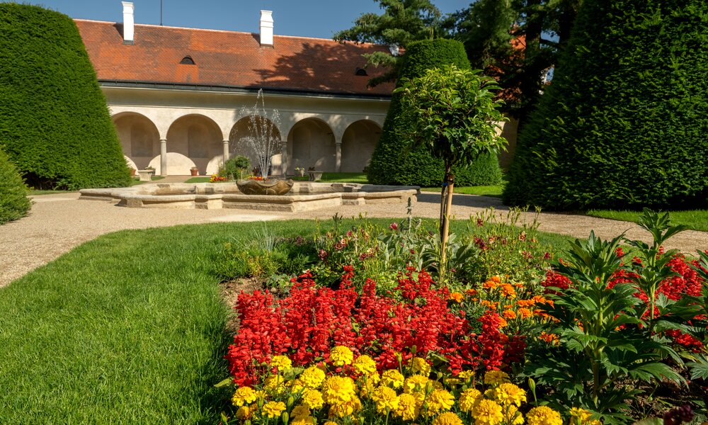 Květinový parter v zámecké zahradě, státní zámek Telč